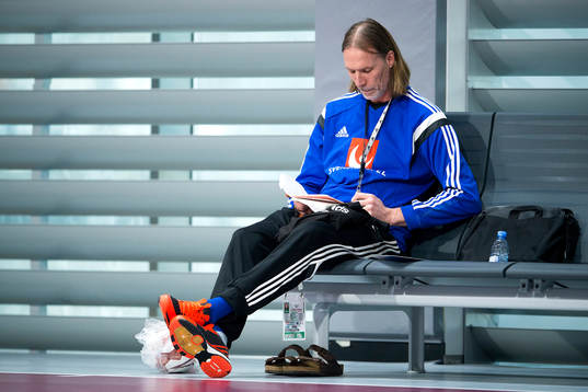 Sveriges förbundskapten Staffan Olsson tittar i sina papper
