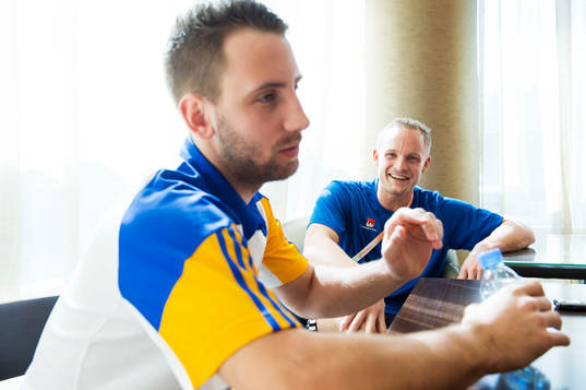 Sveriges Patrik Fahlgren och Lukas Karlsson blir intervjuade