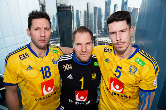 Sveriges Tobias Karlsson, målvakt Mattias Andersson och