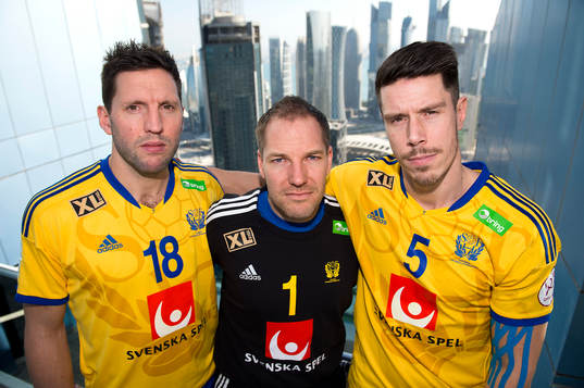 Sveriges Tobias Karlsson, målvakt Mattias Andersson och