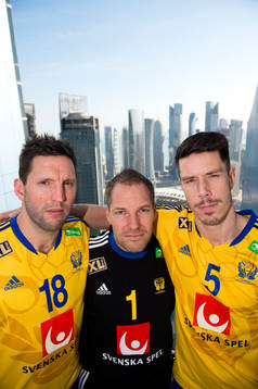 Sveriges Tobias Karlsson, målvakt Mattias Andersson och