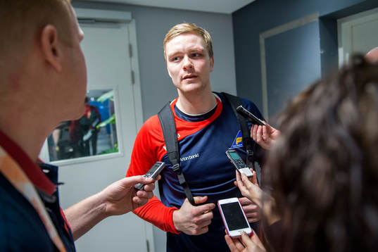 Islands Aron Palmarsson blir intervjuad