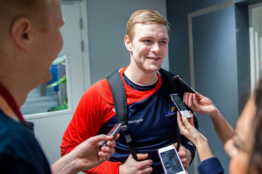 Islands Aron Palmarsson blir intervjuad