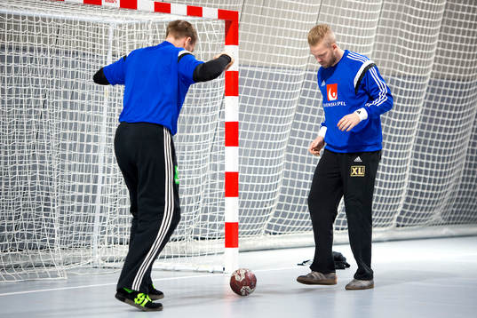 Sveriges målvakter Mattias Andersson och Johan Sjöstrand