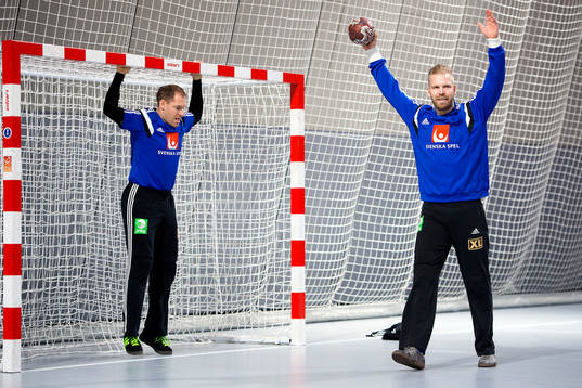 Sveriges målvakter Mattias Andersson och Johan Sjöstrand