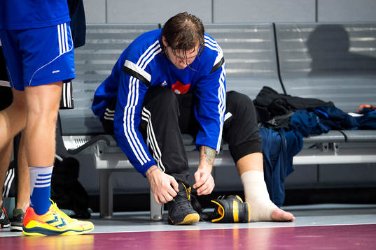 Sveriges Andreas Nilsson sitter med lindad fot