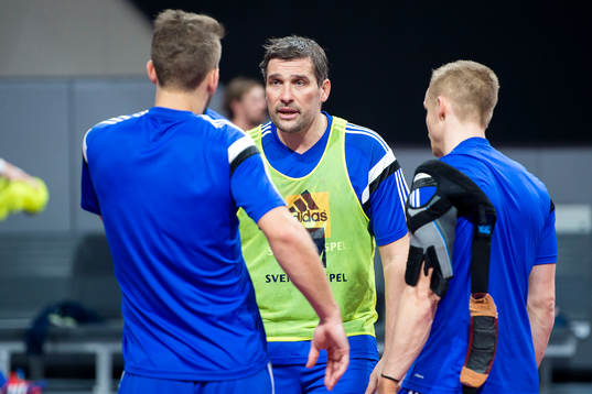 Sveriges general manager ger instruktioner till spelarna
