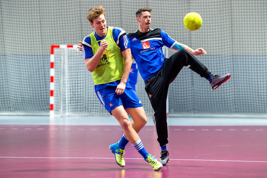 Sveriges Jesper Nielsen och Kim Andersson spelar fotboll