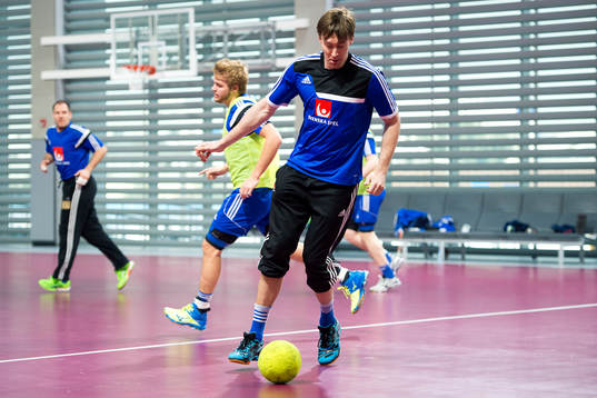 Sveriges Jonas Källman spelar fotboll