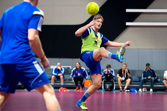 Jesper Nielsen spelar fotboll