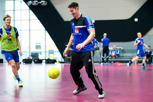 Sveriges Kim Andersson spelar fotboll