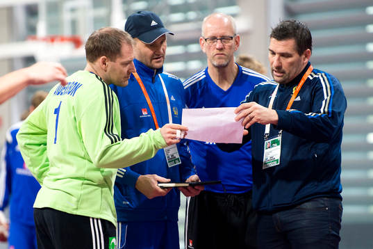 Sveriges målvakt Mattias Andersson pratar med