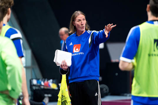 Sveriges förbundskapten Staffan Olsson ger instruktioner