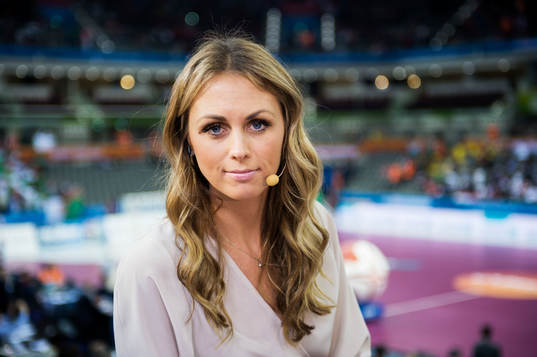 Karin Frick i Kanal 5 studion innan handbollmatchen i VM
