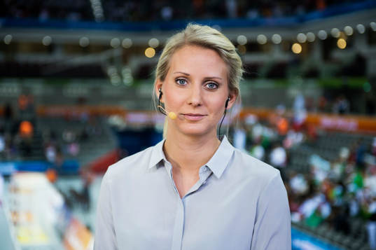 Malin Jonsson i Kanal 5 studion innan handbollmatchen i VM