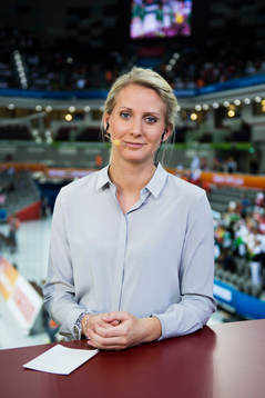 Malin Jonsson i Kanal 5 studion innan handbollmatchen i VM