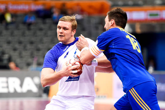 Islands Aron Palmarsson och Sveriges Tobias Karlsson