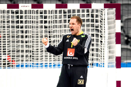 Sveriges målvakt Mattias Andersson jublar