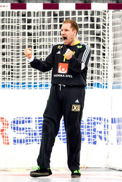 Sveriges målvakt Mattias Andersson jublar