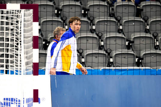 Sveriges Jonas Källman lämnar planen skadad
