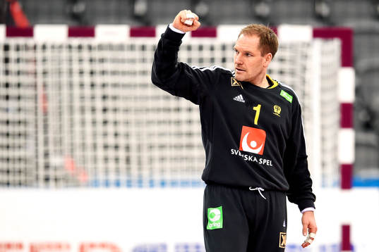 Sveriges målvakt Mattias Andersson jublar