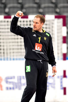 Sveriges målvakt Mattias Andersson jublar