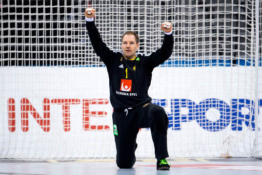 Sveriges målvakt Mattias Andersson jublar