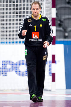 Sveriges målvakt Mattias Andersson jublar