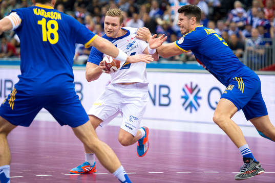 Islands Aron Palmarsson trycks undan av Sveriges Kim