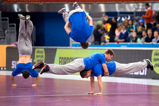 Några freerunners underhåller publiken i pausen