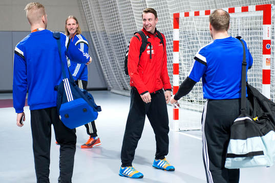Tjeckiens Filip Jicha lämnar träningshallen innan en