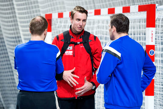 Tjeckiens Filip Jicha pratar med Sveriges målvakt Mattias