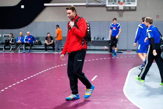 Tjeckiens Filip Jicha lämnar träningshallen innan en