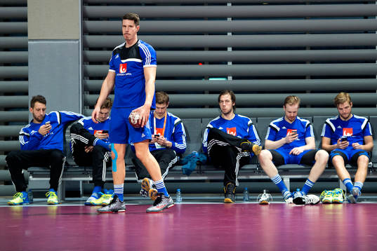 Sveriges Kim Andersson står och väntar framför