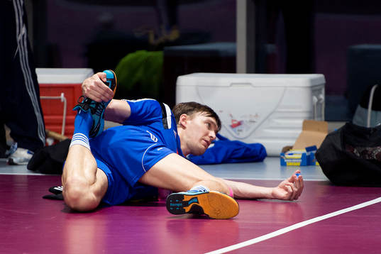 Sveriges Jonas Källman stretchar