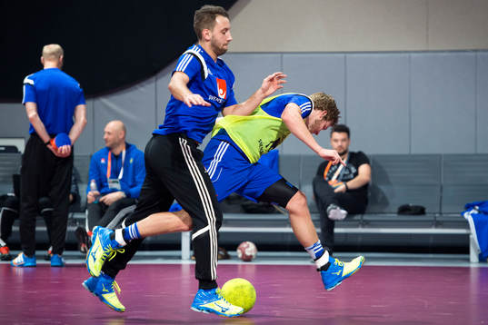 Sveriges Patrik Fahlgren tacklar omkull Anton Halén