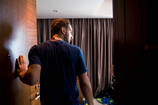 Patrik Fahlgren visar sitt rum på hotellet