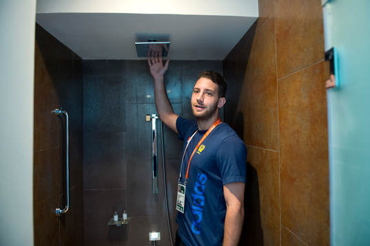 Patrik Fahlgren visar sitt rum på hotellet