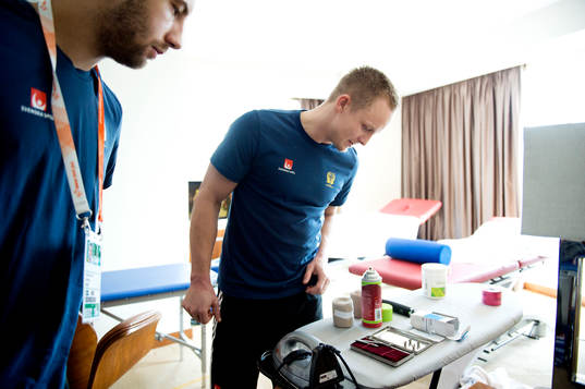 Patrik Fahlgren och Lukas Karlsson visar massagerummet