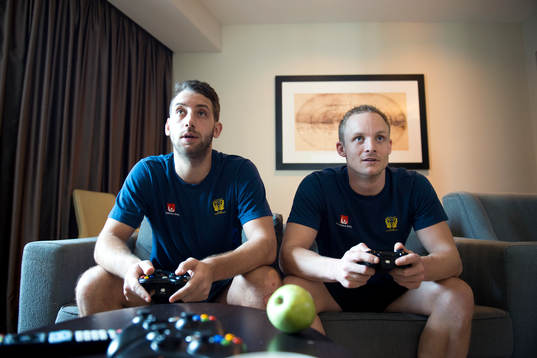 Patrik Fahlgren och Lukas Karlsson spelar tv-spel och visar