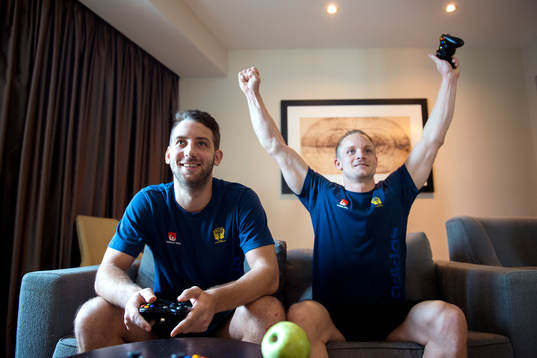 Patrik Fahlgren och Lukas Karlsson spelar tv-spel och visar