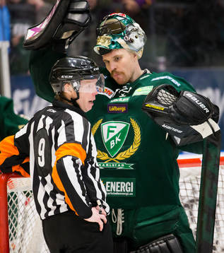 Färjestads målvakt Justin Pogge tittar förgrymmat på