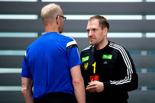 Sveriges målvaktstränare Mats Olsson pratar med målvakt