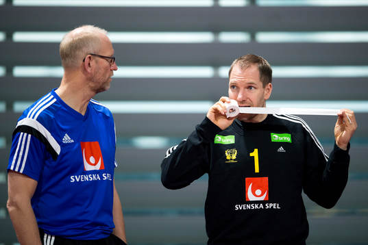 Sveriges målvaktstränare Mats Olsson pratar med målvakt