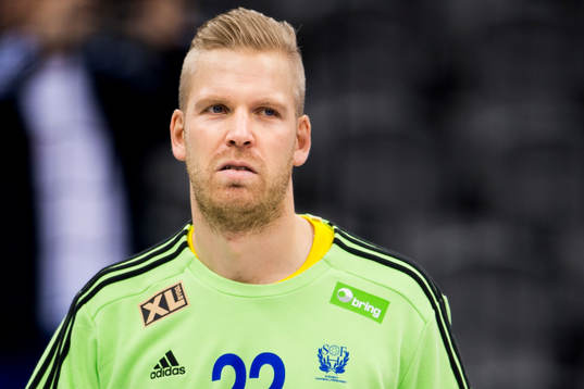 Sveriges målvakt Johan Sjöstrand som är magsjuk finns