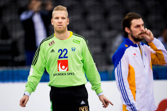 Sveriges målvakt Johan Sjöstrand som är magsjuk finns