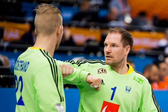Sveriges målvakter Mattias Andersson och Johan Sjöstrand