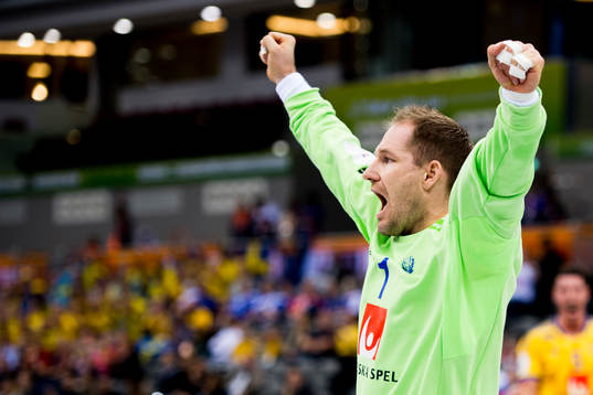 Sveriges målvakt Mattias Andersson jublar