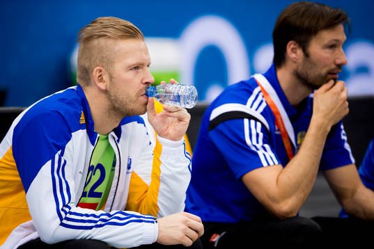 Sveriges målvakt Johan Sjöstrand som är magsjuk finns