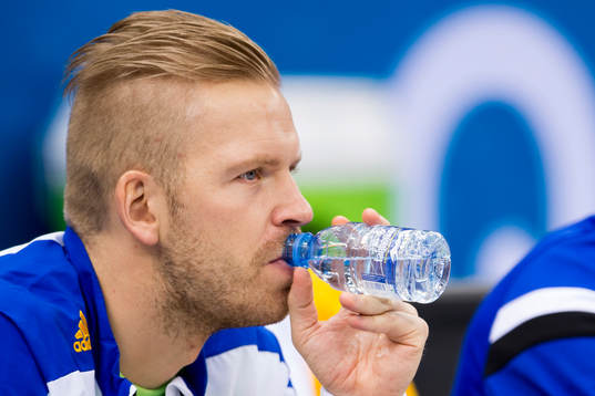 Sveriges målvakt Johan Sjöstrand som är magsjuk finns